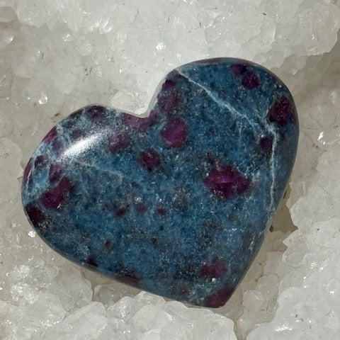 Coeur Rubis sur Cyanite