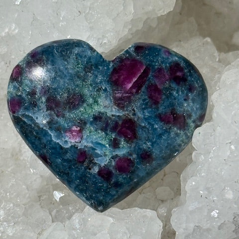 Coeur Rubis sur Cyanite