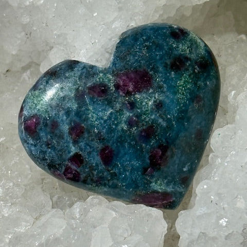 Coeur Rubis sur Cyanite