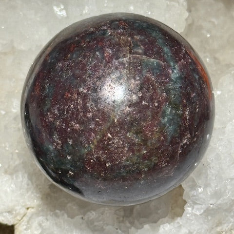 Sphère Rubis sur Cyanite
