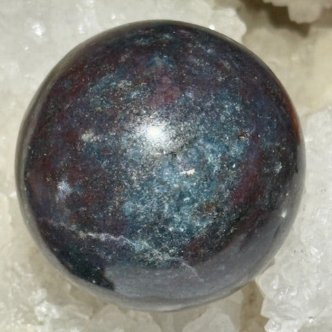 Sphère Rubis sur Cyanite