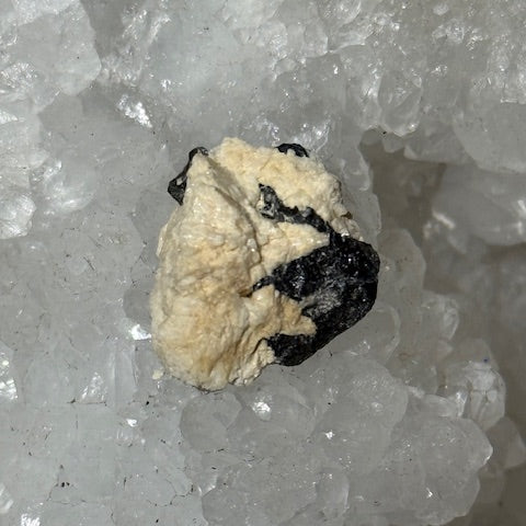 Tantalite avec Albite  oasis de cristal 