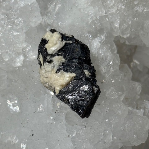 Tantalite avec Albite  oasis de cristal 