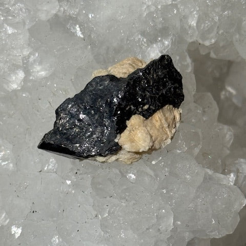 Tantalite avec Albite  oasis de cristal 