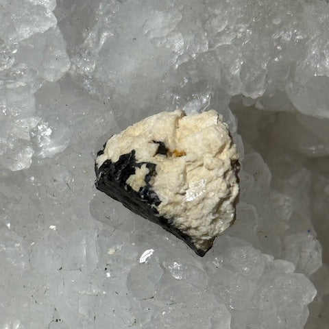 Tantalite avec Albite  oasis de cristal 