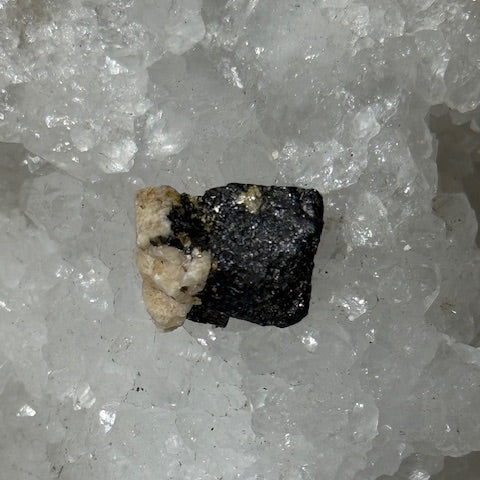 Tantalite avec Albite  oasis de cristal 