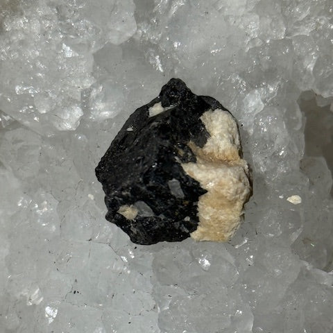 Tantalite avec Albite  oasis de cristal 