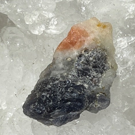 Iolite sur Pierre de Soleil et Quartz 