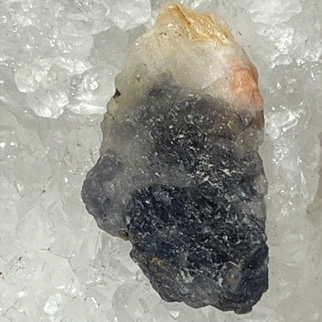 Iolite sur Pierre de Soleil et Quartz 