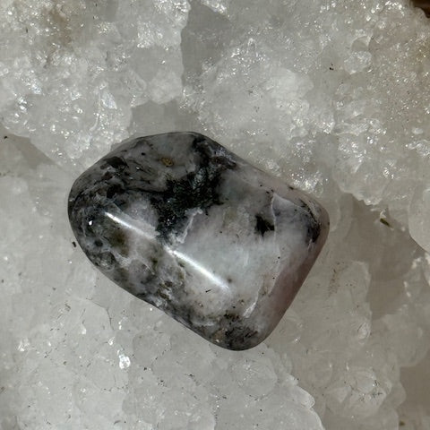 HACKMANITE (Sodalite Rouge)