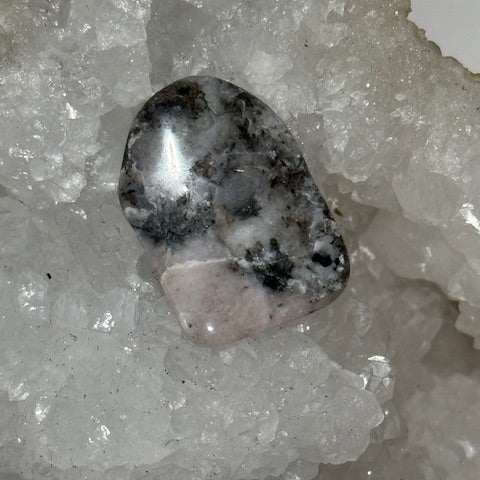 HACKMANITE (Sodalite Rouge)