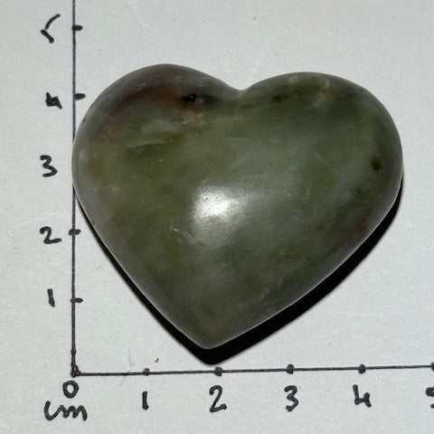 Crâne en émeraude verte avec inclusions de bixbite (émeraude rouge)