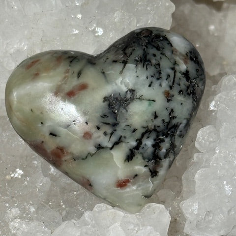 Crâne en émeraude verte avec inclusions de bixbite (émeraude rouge)