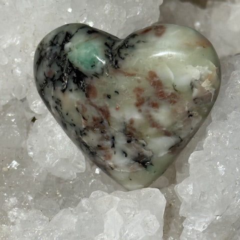 Crâne en émeraude verte avec inclusions de bixbite (émeraude rouge)