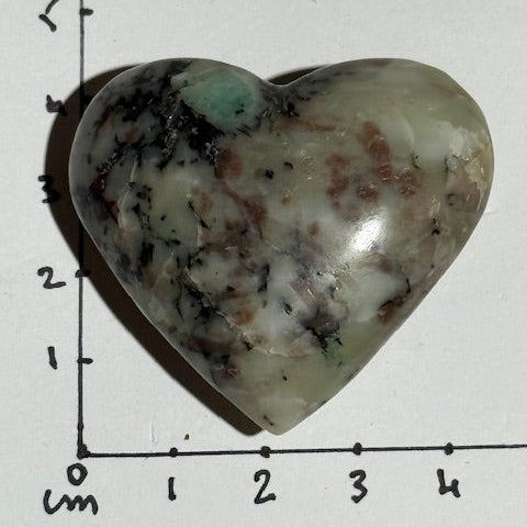 Crâne en émeraude verte avec inclusions de bixbite (émeraude rouge)