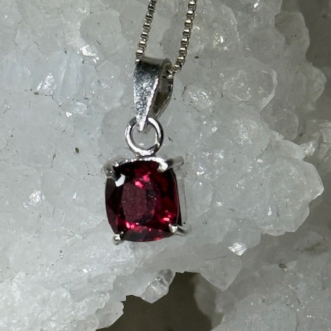 Pendentif Grenat Rouge (Monture Argent )