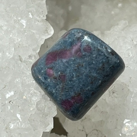 Rubis sur Cyanite