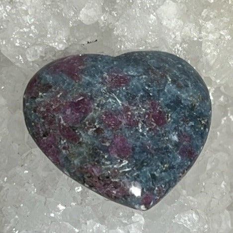 Coeur Rubis sur Cyanite OASIS DE CRISTAL